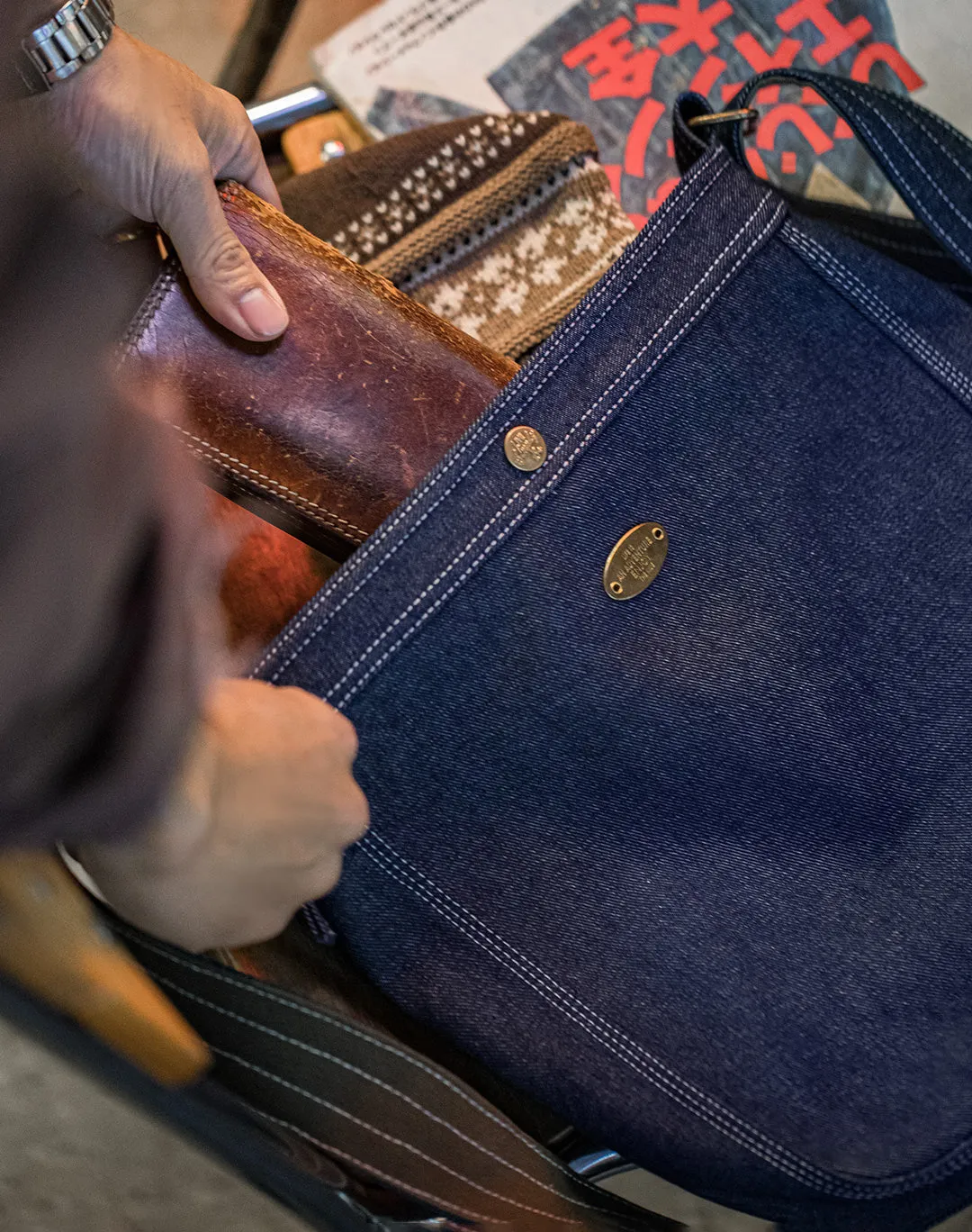 American Retro Exposed Line Denim Washed Messenger Newsboy Men's Bag