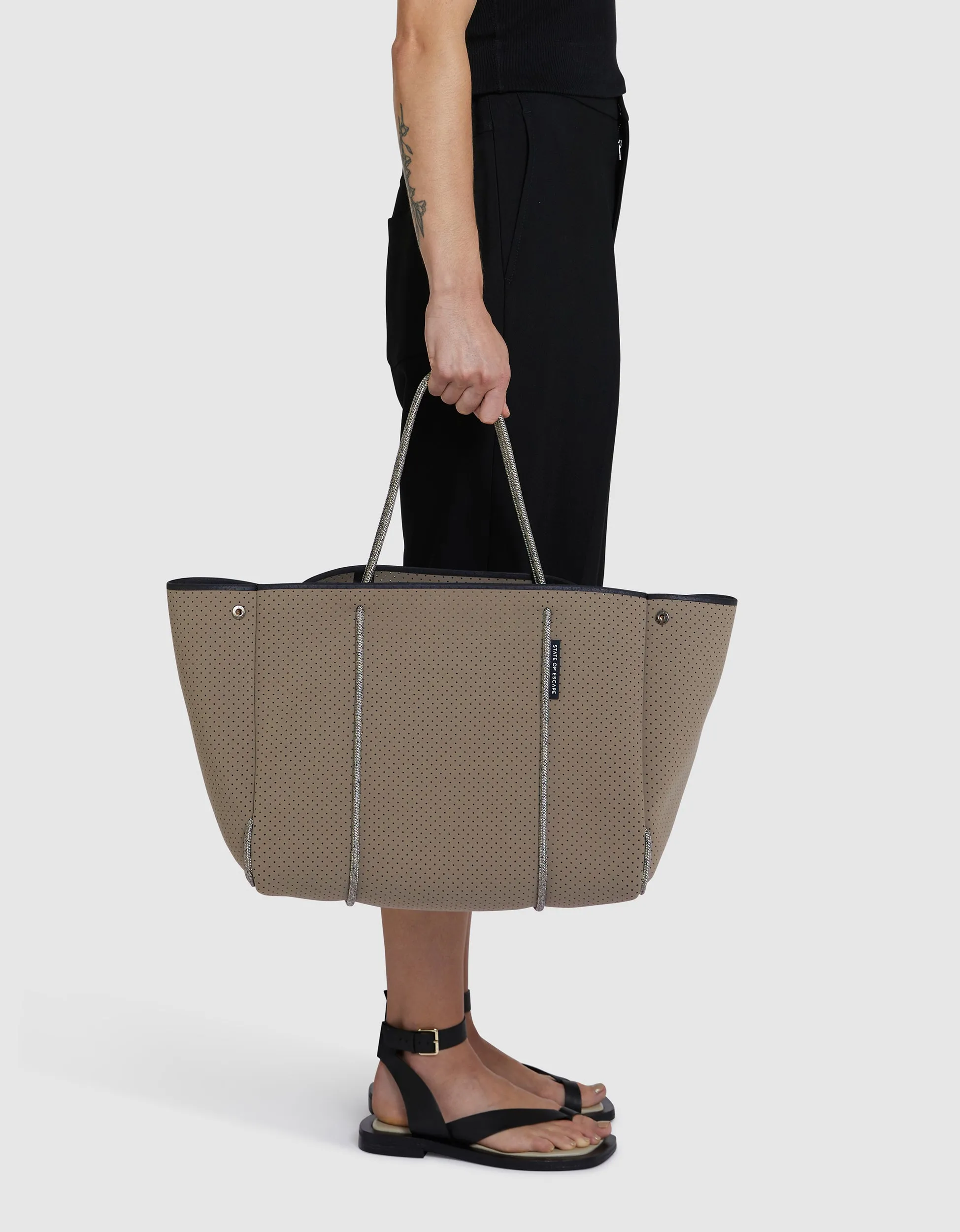 Escape™ tote in smoke